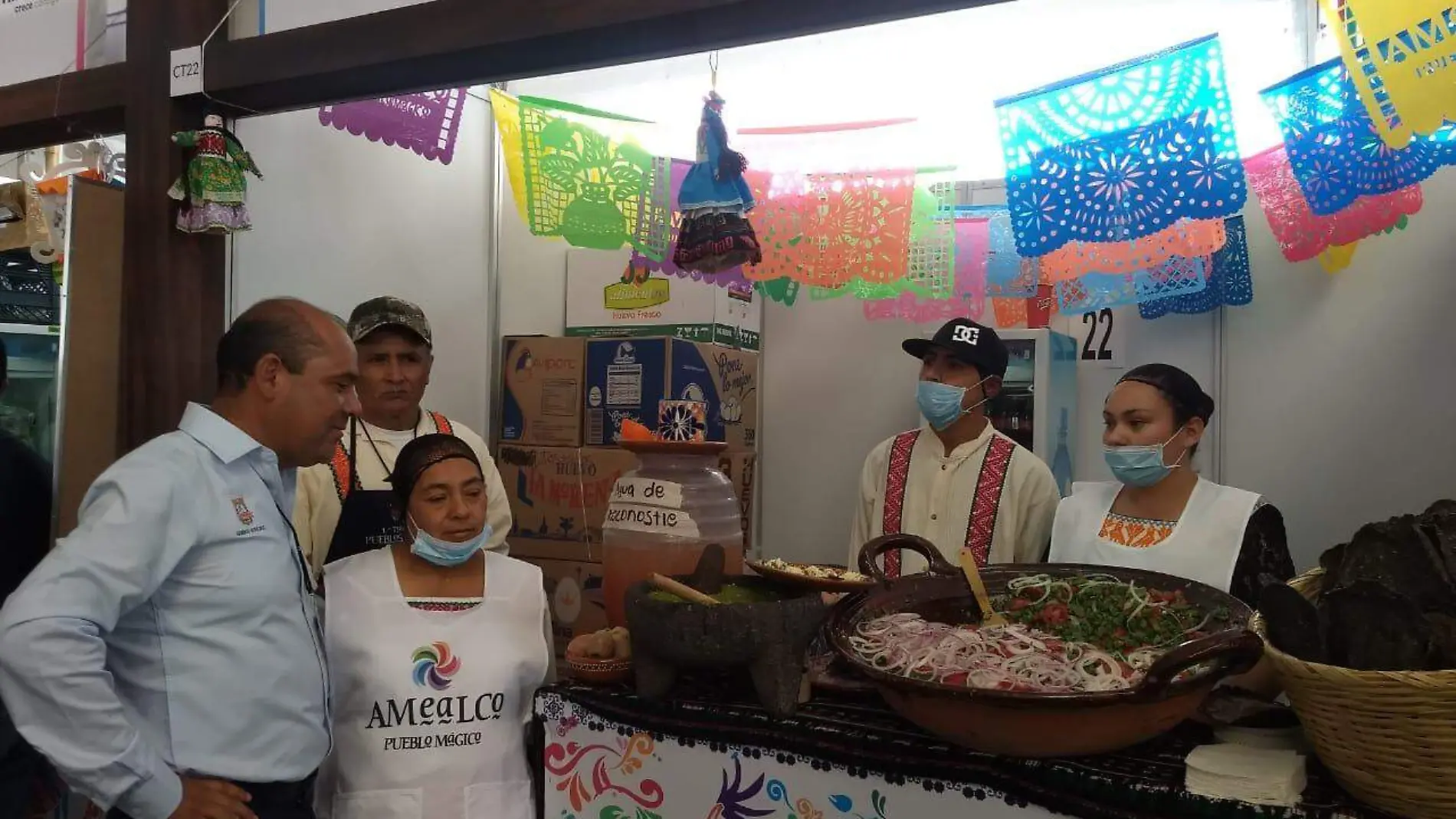 Rosendo Anaya recorrió los pabellones gastronómicos.  Foto Cortesía Comunicación Amealco.